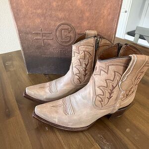Brand New!!! Circle G Women’s Tan Western Booties